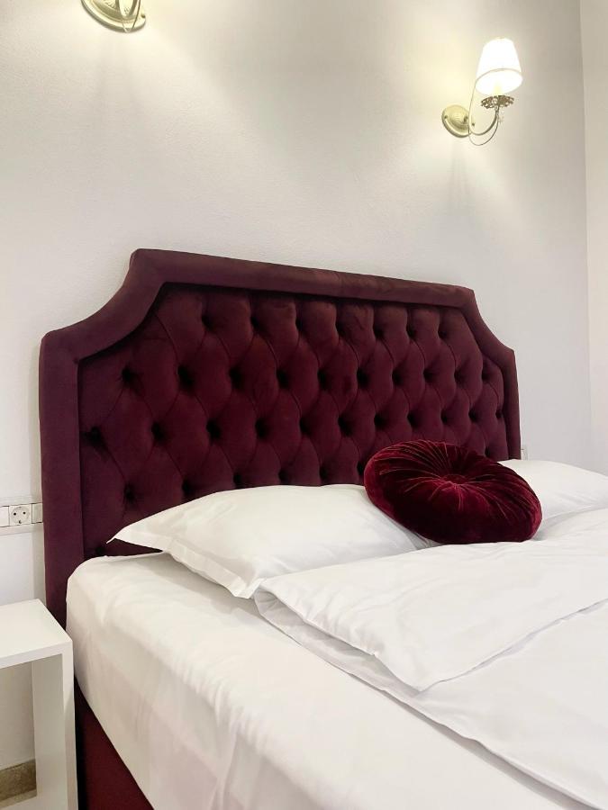 Cochet Boutique Hotel ทาร์กู จิอู ภายนอก รูปภาพ