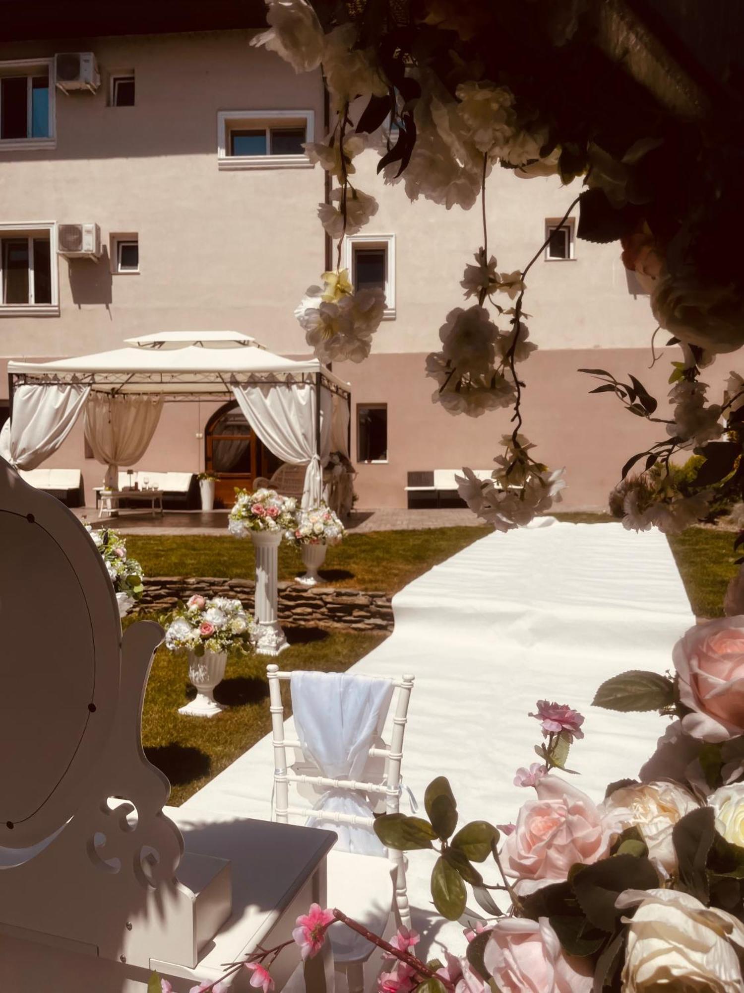 Cochet Boutique Hotel ทาร์กู จิอู ภายนอก รูปภาพ