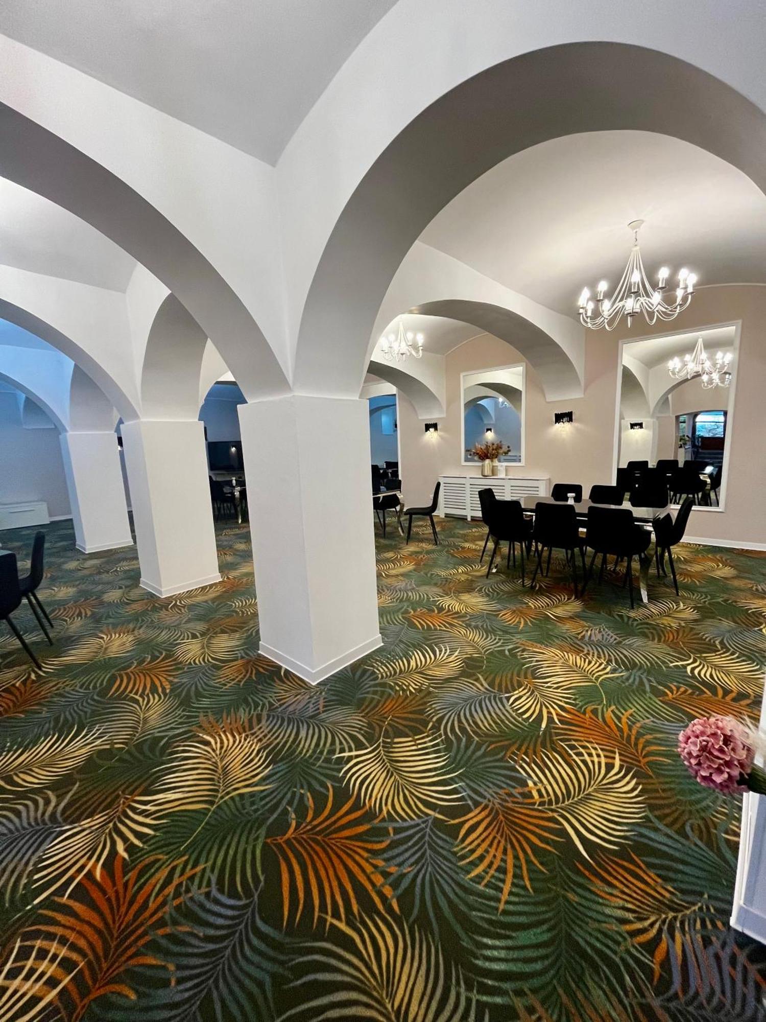 Cochet Boutique Hotel ทาร์กู จิอู ภายนอก รูปภาพ